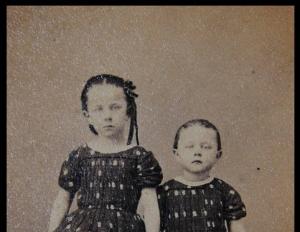 Լուսանկարներ մահացած հարազատների հետ 19-րդ դար